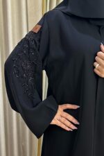 عباية شك أسود على الأكمام ممتدة إلي الأكتاف