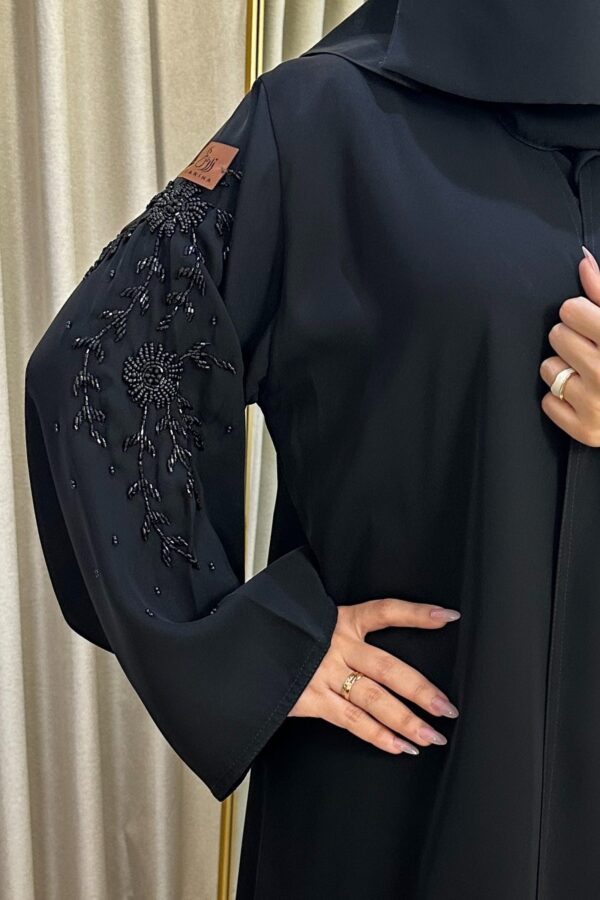 عباية شك أسود على الأكمام ممتدة إلي الأكتاف