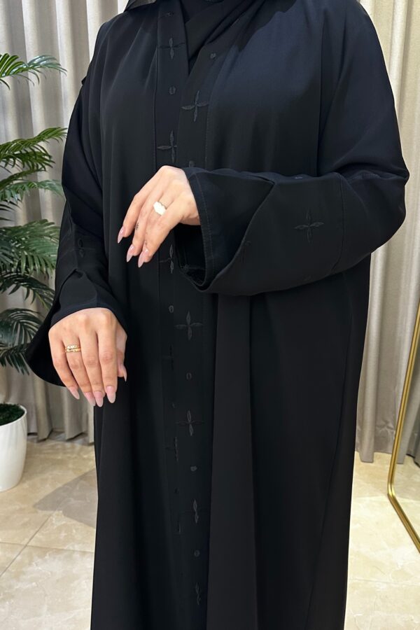 ⁦عباية كلوش بتطريز ناعم من امام و كم⁩ - الصورة ⁦3⁩
