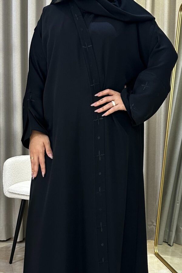 ⁦عباية كلوش بتطريز ناعم من امام و كم⁩ - الصورة ⁦5⁩