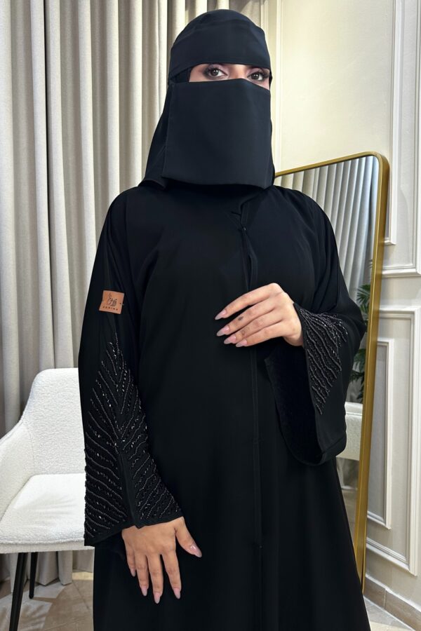 ⁦عبايه فلري كريب بشك يدوي اسود على اكمام⁩ - الصورة ⁦4⁩