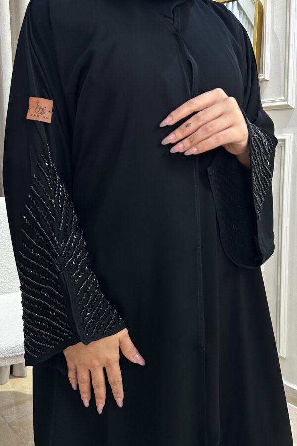 ⁦عبايه فلري كريب بشك يدوي اسود على اكمام⁩ - الصورة ⁦6⁩