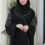 عباية سهم بشك يدوي على الأكتاف بخيوط ملونة