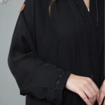 عباية خليجية بشك بشريط من الأمام وبخرز لامع وبشكل ناعم