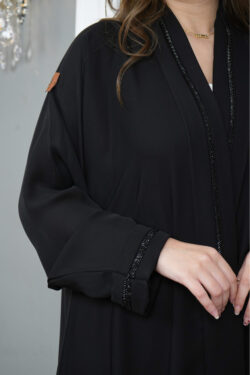 عباية خليجية بشك بشريط من الأمام وبخرز لامع وبشكل ناعم