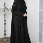 عباية حنين كلوش مطرزة بلاسود