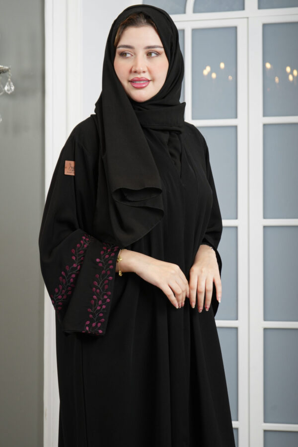 ⁦عبايه كارول كريب مطرزة بلون مخفي بلون عنابي⁩ - الصورة ⁦4⁩