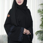 عبايه كارول كريب مطرزة بلون مخفي بلون كحلي