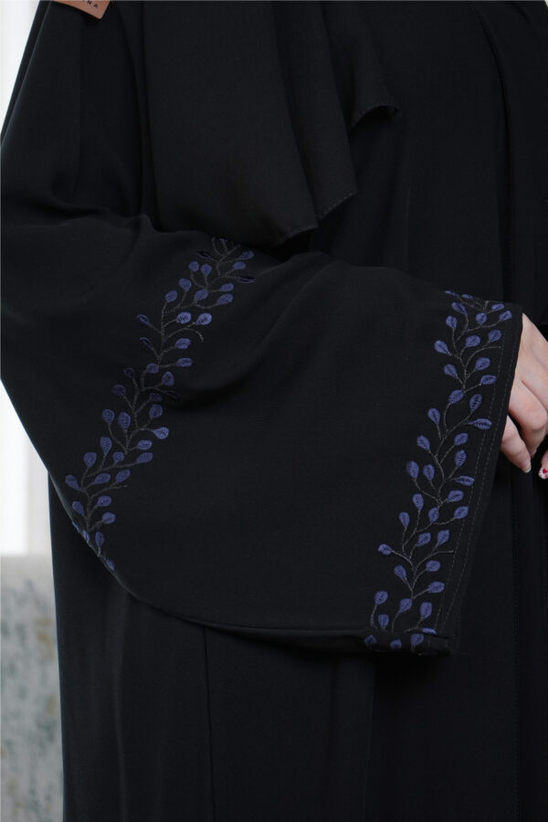 ⁦عبايه كارول كريب مطرزة بلون مخفي بلون كحلي⁩ - الصورة ⁦6⁩