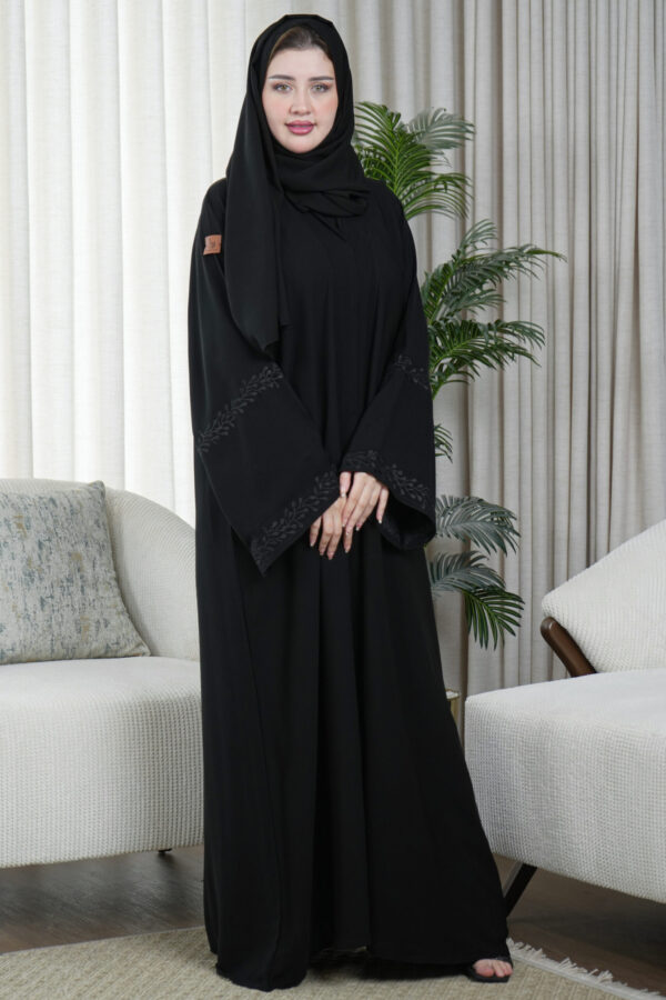 ⁦عبايه كارول كريب مطرزة بلون مخفي بلون اسود⁩ - الصورة ⁦2⁩