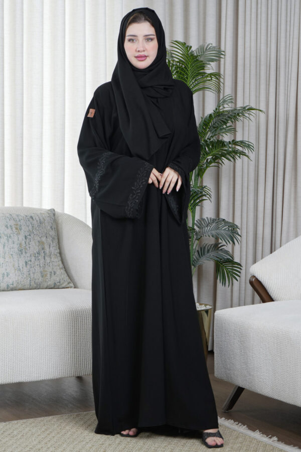 ⁦عبايه كارول كريب مطرزة بلون مخفي بلون اسود⁩ - الصورة ⁦3⁩