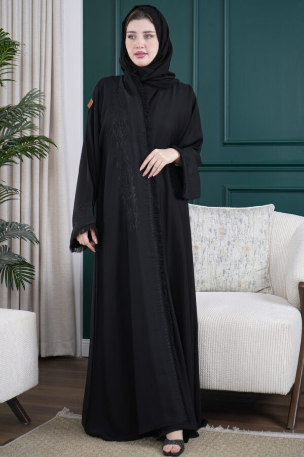 ⁦عبايه ايوان بتطريز اري بلاسود وريش من اطراف⁩ - الصورة ⁦2⁩