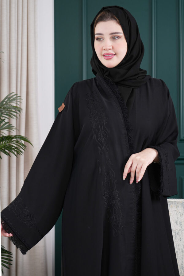 ⁦عبايه ايوان بتطريز اري بلاسود وريش من اطراف⁩ - الصورة ⁦4⁩