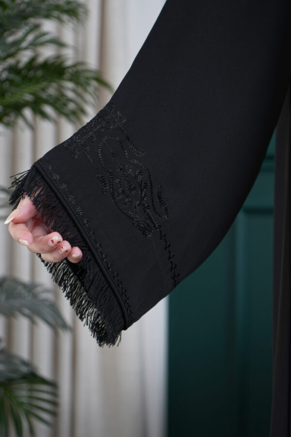 ⁦عبايه ايوان بتطريز اري بلاسود وريش من اطراف⁩ - الصورة ⁦5⁩