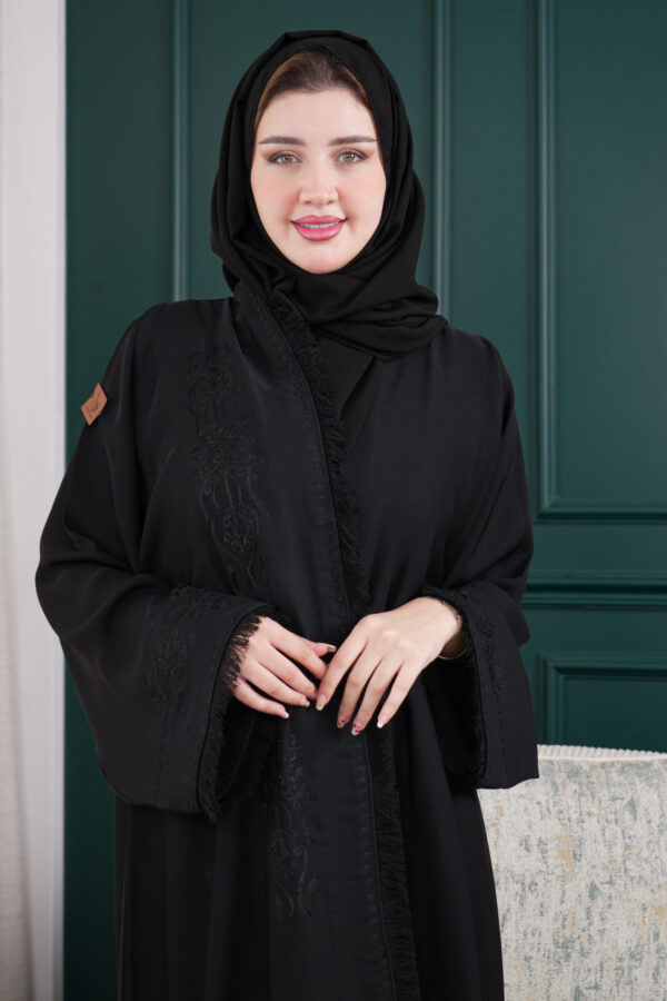 ⁦عبايه ايوان بتطريز اري بلاسود وريش من اطراف⁩ - الصورة ⁦7⁩