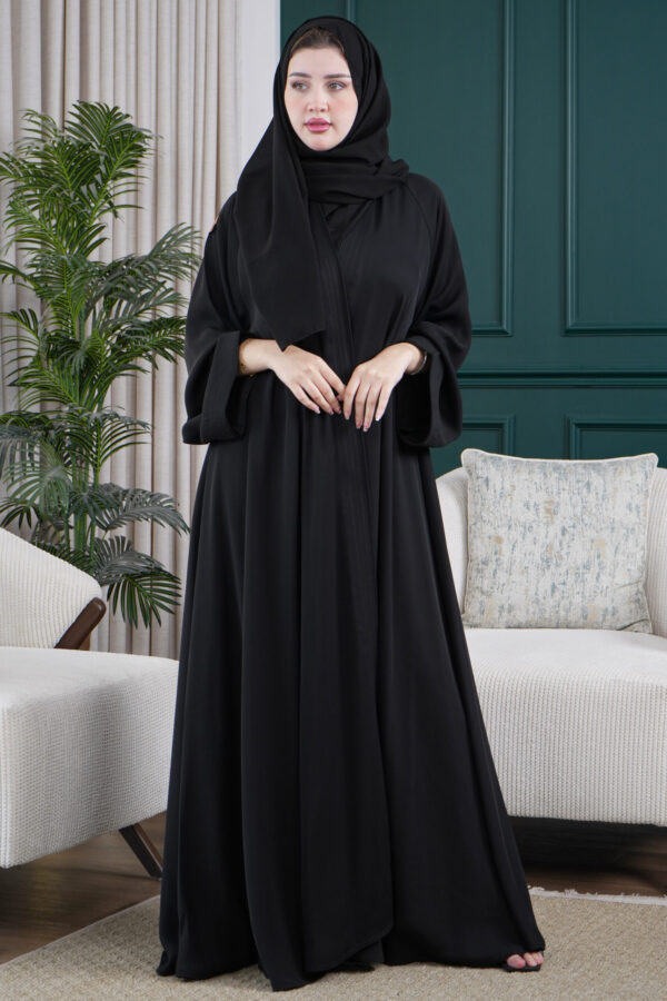 ⁦عباية كلوش مخيط بدقات أسود من الأمام⁩ - الصورة ⁦2⁩