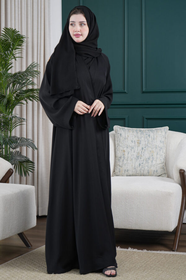 ⁦عباية كلوش مخيط بدقات أسود من الأمام⁩ - الصورة ⁦3⁩