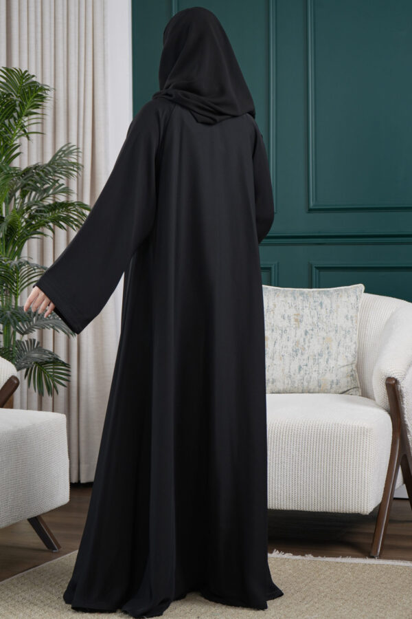 ⁦عباية كلوش مخيط بدقات أسود من الأمام⁩ - الصورة ⁦4⁩