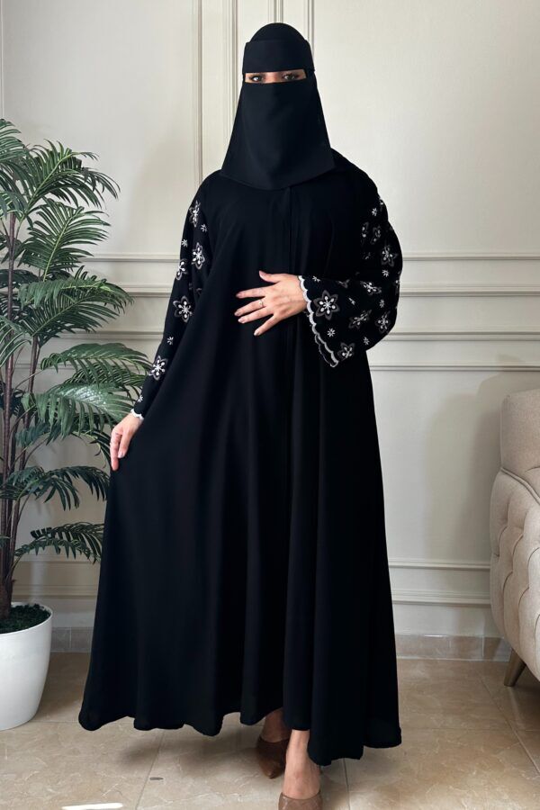 ⁦عباية كريب تطريز ابيض ورصاصي على كم⁩ - الصورة ⁦2⁩