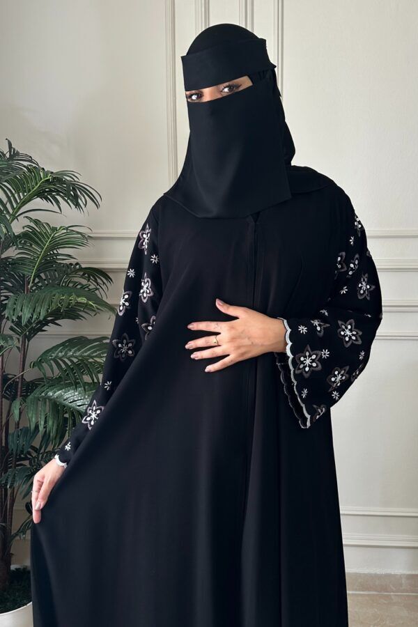 ⁦عباية كريب تطريز ابيض ورصاصي على كم⁩ - الصورة ⁦3⁩