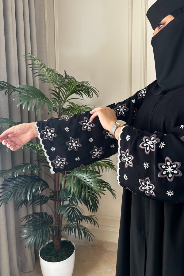 ⁦عباية كريب تطريز ابيض ورصاصي على كم⁩ - الصورة ⁦5⁩