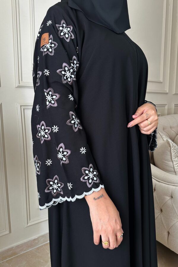 ⁦عباية كريب تطريز ابيض ورصاصي على كم⁩ - الصورة ⁦6⁩