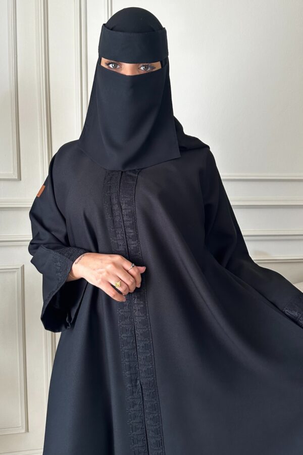 ⁦عبايه نص كلوش بتطريز شريط من كم و اسفل العبايه⁩ - الصورة ⁦6⁩