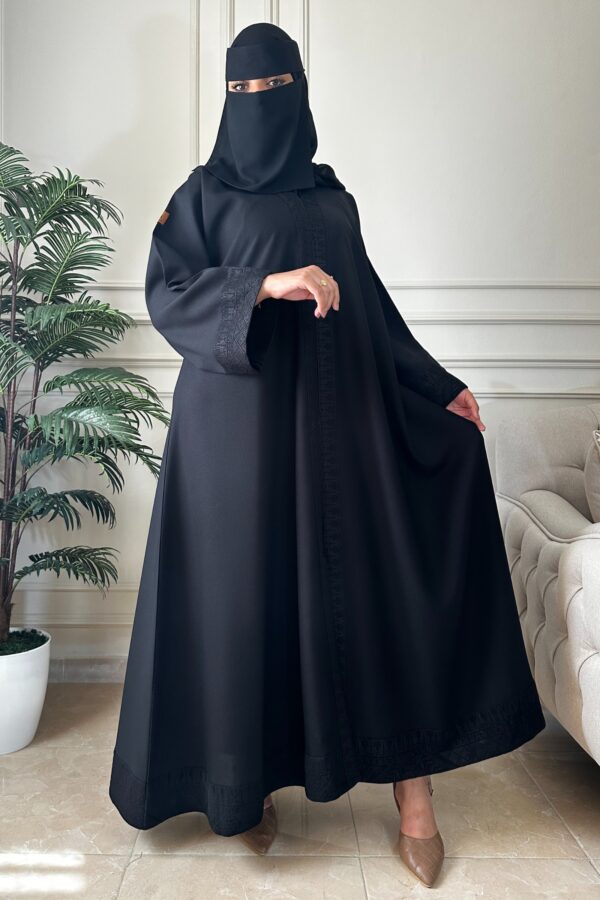 ⁦عبايه نص كلوش بتطريز شريط من كم و اسفل العبايه⁩ - الصورة ⁦2⁩