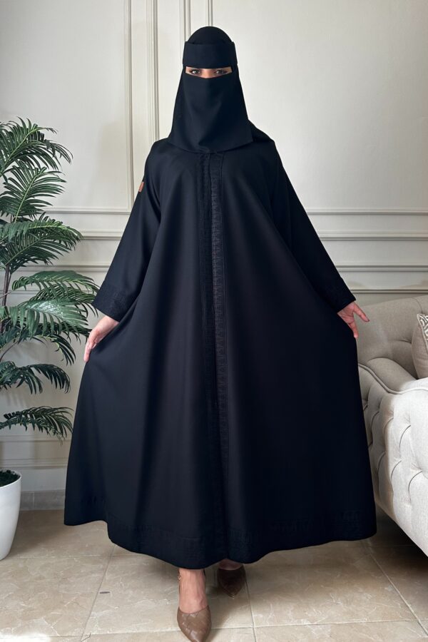 ⁦عبايه نص كلوش بتطريز شريط من كم و اسفل العبايه⁩ - الصورة ⁦3⁩