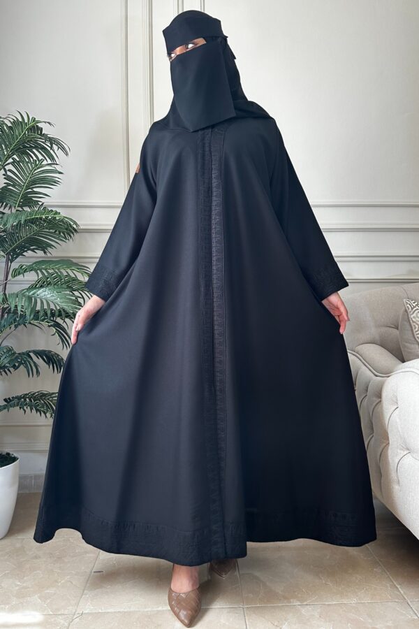 ⁦عبايه نص كلوش بتطريز شريط من كم و اسفل العبايه⁩ - الصورة ⁦4⁩