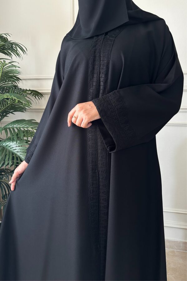 ⁦عبايه نص كلوش بتطريز شريط من كم و اسفل العبايه⁩ - الصورة ⁦5⁩