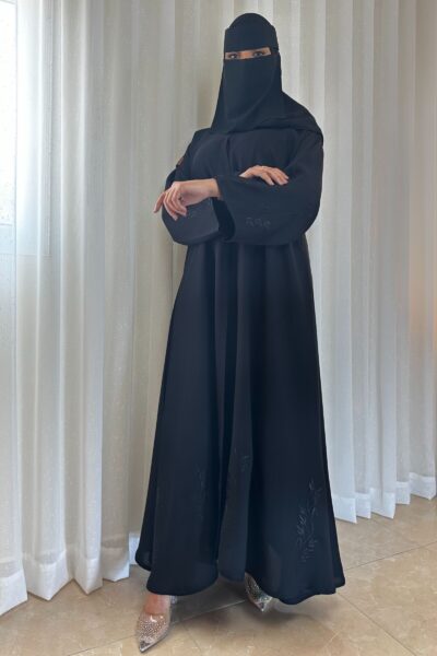 ⁦عبايه كلوش بتطريز مخفي من كم و اسفل العبايه⁩ - الصورة ⁦3⁩