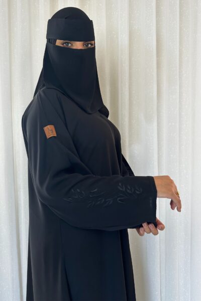⁦عبايه كلوش بتطريز مخفي من كم و اسفل العبايه⁩ - الصورة ⁦2⁩