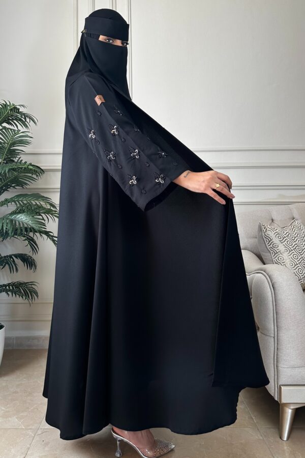 ⁦عبايه لينا كلوش بشك ورود على اكمام⁩ - الصورة ⁦2⁩