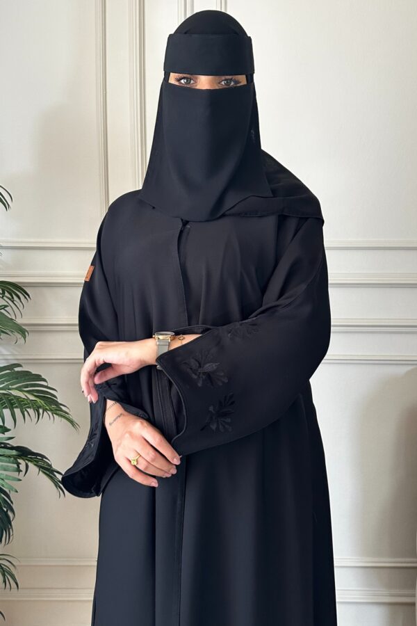 ⁦عباية سيلين مزينة بشك مخفي بلون اسود⁩ - الصورة ⁦2⁩