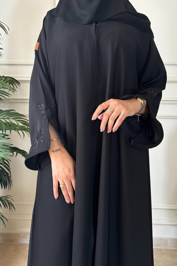 ⁦عباية سيلين مزينة بشك مخفي بلون اسود⁩ - الصورة ⁦3⁩