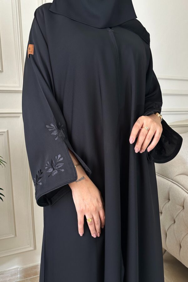 ⁦عباية سيلين مزينة بشك مخفي بلون اسود⁩ - الصورة ⁦4⁩