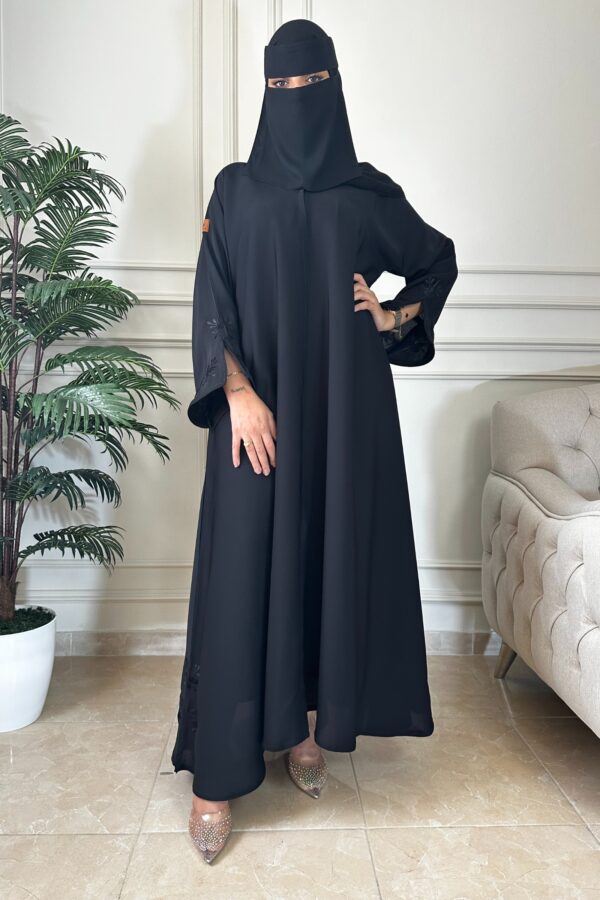⁦عباية سيلين مزينة بشك مخفي بلون اسود⁩ - الصورة ⁦5⁩