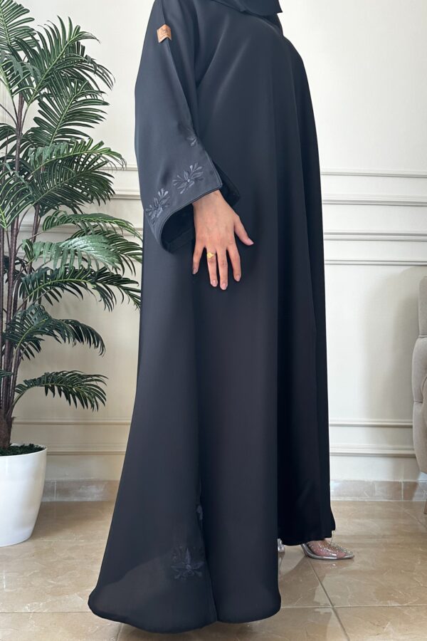 ⁦عباية سيلين مزينة بشك مخفي بلون اسود⁩ - الصورة ⁦6⁩