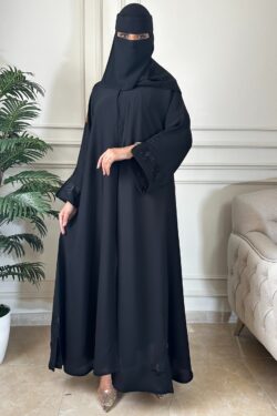 عباية سيلين مزينة بشك مخفي بلون اسود