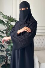 ⁦عباية باكمام مطرزة ورود اسود⁩ - الصورة ⁦2⁩
