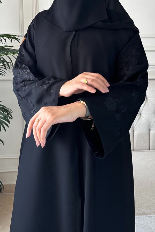 ⁦عباية باكمام مطرزة ورود اسود⁩ - الصورة ⁦7⁩