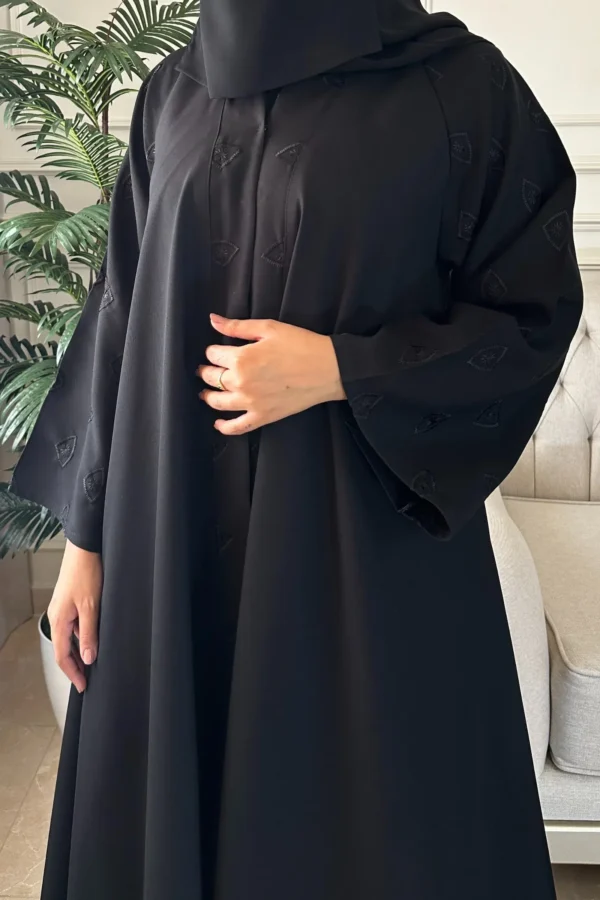 ⁦عباية كلوش بتطريز مخفي من امام و كم بلون اسود⁩ - الصورة ⁦7⁩