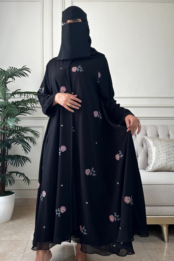 ⁦عباية كلوش شيفون مبطنه و مورده بلون وردي⁩ - الصورة ⁦4⁩