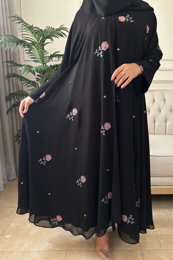 ⁦عباية كلوش شيفون مبطنه و مورده بلون وردي⁩ - الصورة ⁦7⁩