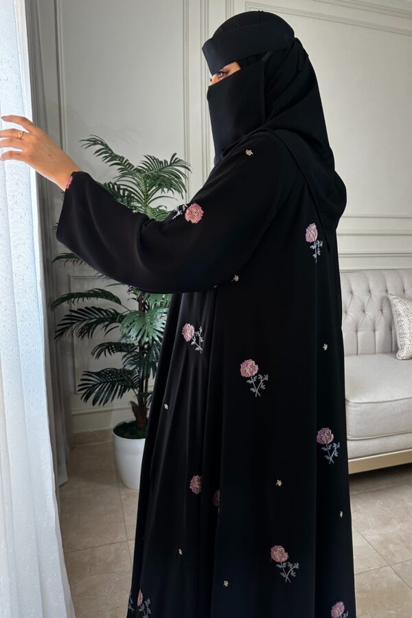 ⁦عباية كلوش شيفون مبطنه و مورده بلون وردي⁩ - الصورة ⁦9⁩