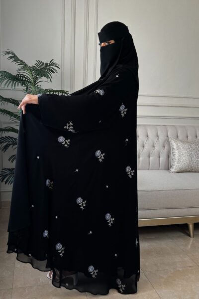 ⁦عباية كلوش شيفون مبطنه و مورده بلون رمادي⁩ - الصورة ⁦2⁩