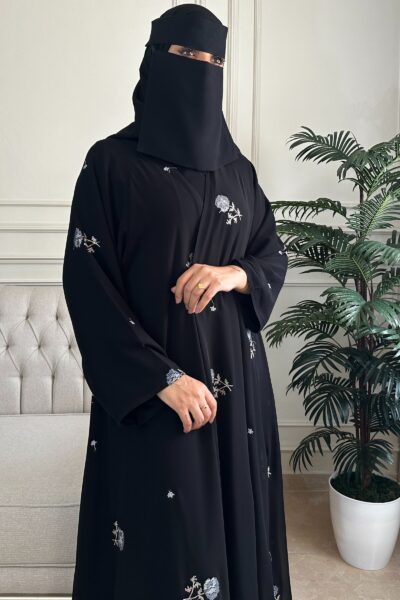 ⁦عباية كلوش شيفون مبطنه و مورده بلون رمادي⁩ - الصورة ⁦6⁩