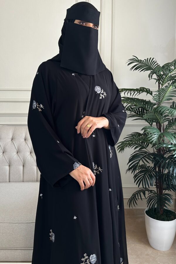 ⁦عباية كلوش شيفون مبطنه و مورده بلون رمادي⁩ - الصورة ⁦6⁩