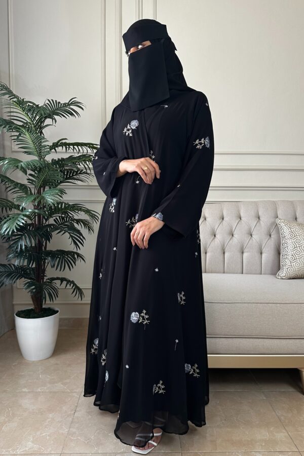 ⁦عباية كلوش شيفون مبطنه و مورده بلون رمادي⁩ - الصورة ⁦7⁩